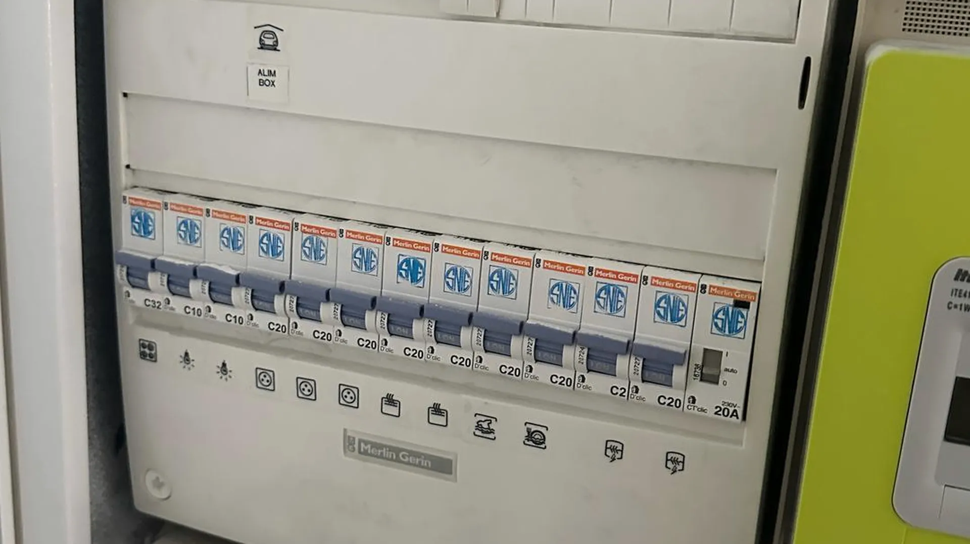 Électricien professionnel en intervention à Paris